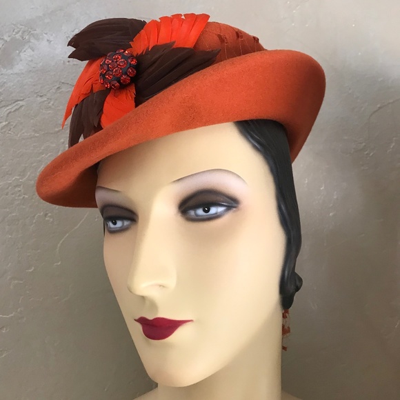 JAUNTY 1950\'s BURNT ORANGE FELT \'EQUESTRIAN\' HAT WITH FEATHER WINGS & JEWEL TRIM main image 9